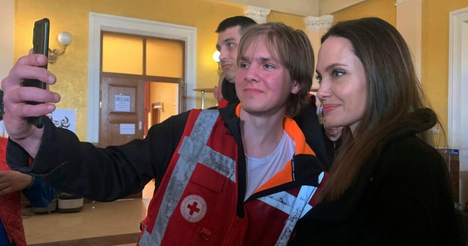 Angelina Jolie visits children, doctors in Ukraine
