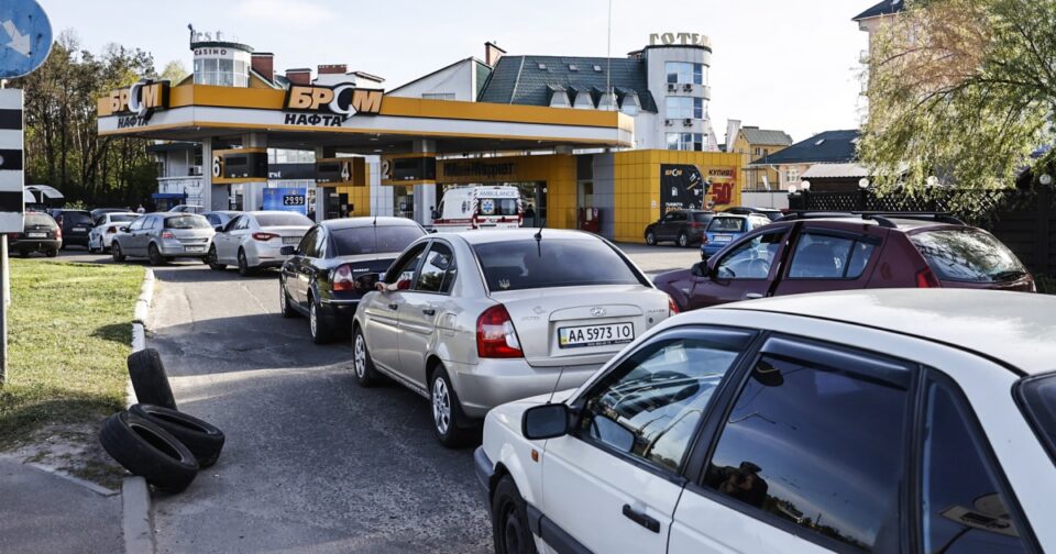 4-hour wait for 5 gallons of gas: Oil shortage sparks panic-buying in Kyiv